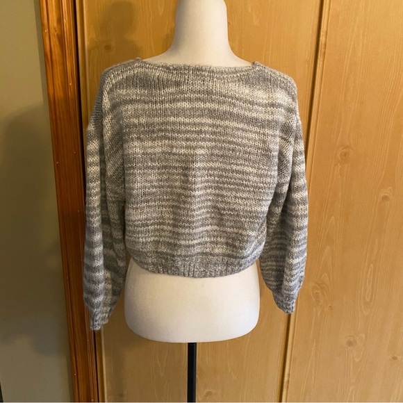 Urban Outfitters • Lyra Pullover V-Neck Sweater in Gray Stripe - Picture 9 of 14